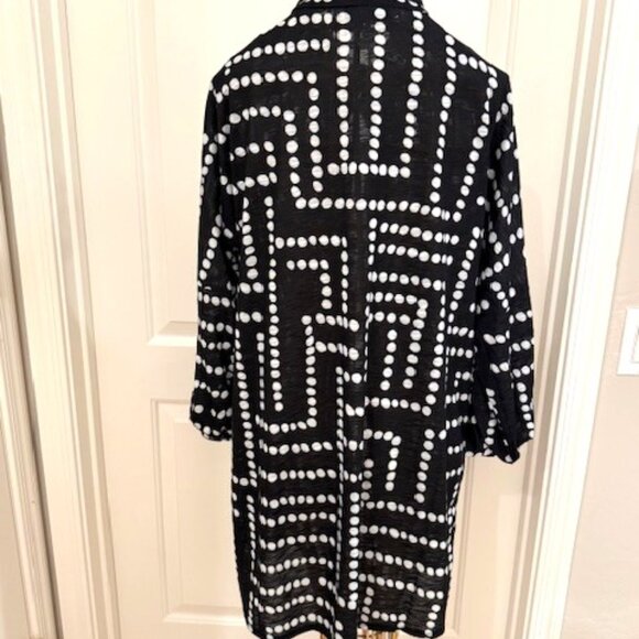 New Label black and white polka dot 3/4 length sleeve button down top NWT. - Picture 4 of 8